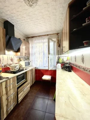 Продаж 3 кімнатноі 4 поверх район Площі Перемоги