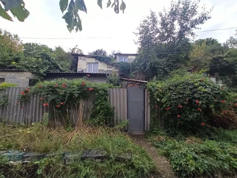продається двоповерховий будинок