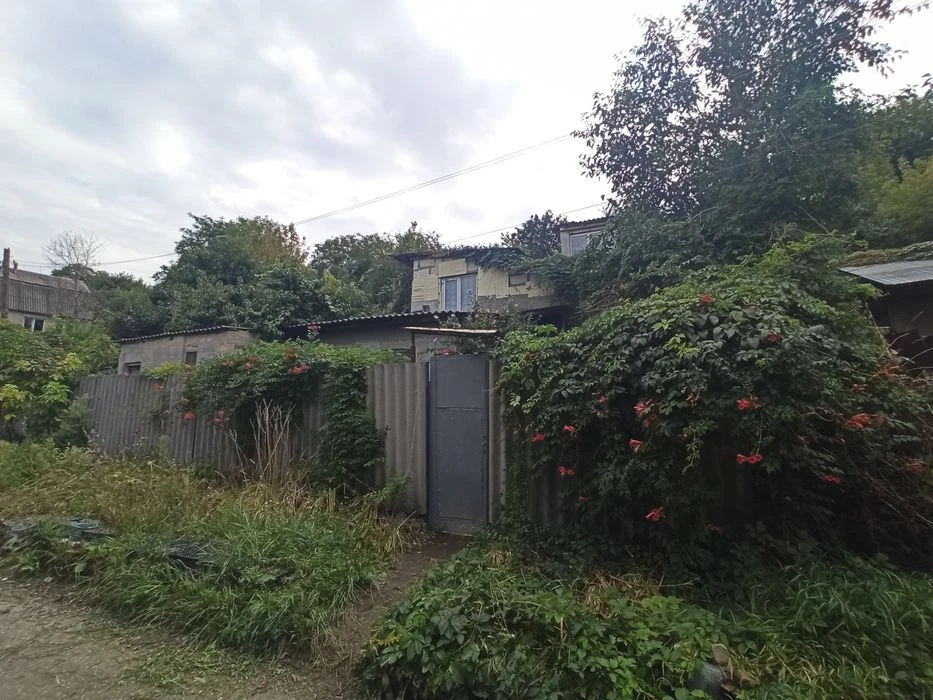 продається двоповерховий будинок