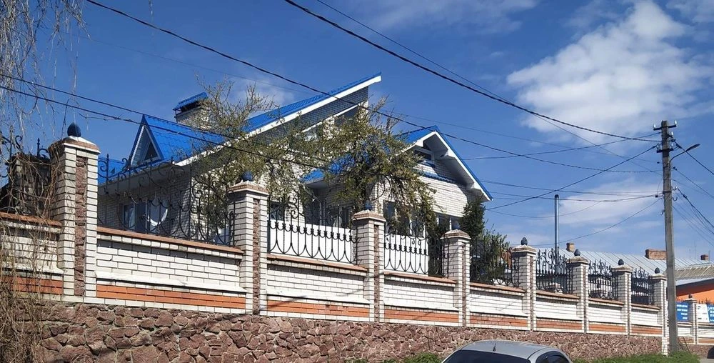 Продам будинок 3 поверхи (під хостел))
