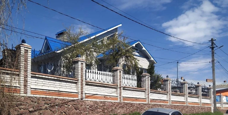 Продам будинок 3 поверхи (під хостел))