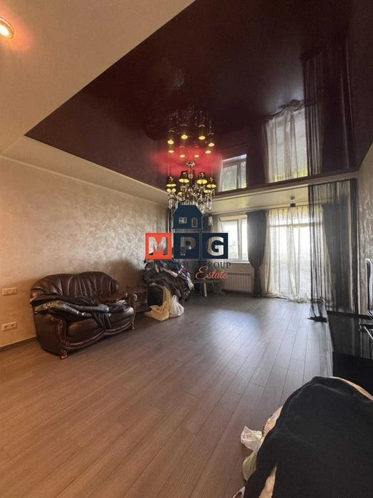 Продаж двоповерхового будинку з гарним краєвидом