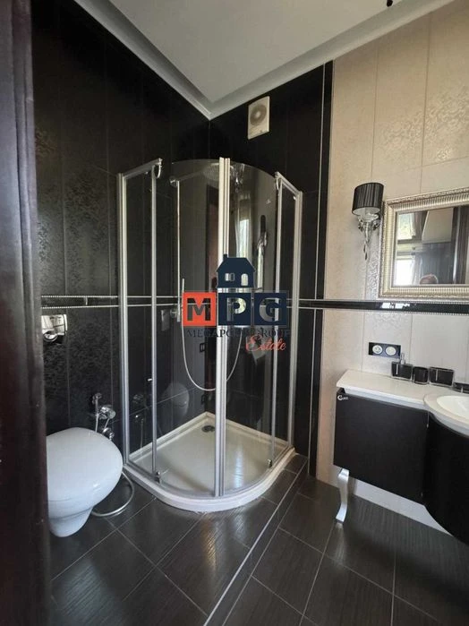 Продаж двоповерхового будинку з гарним краєвидом
