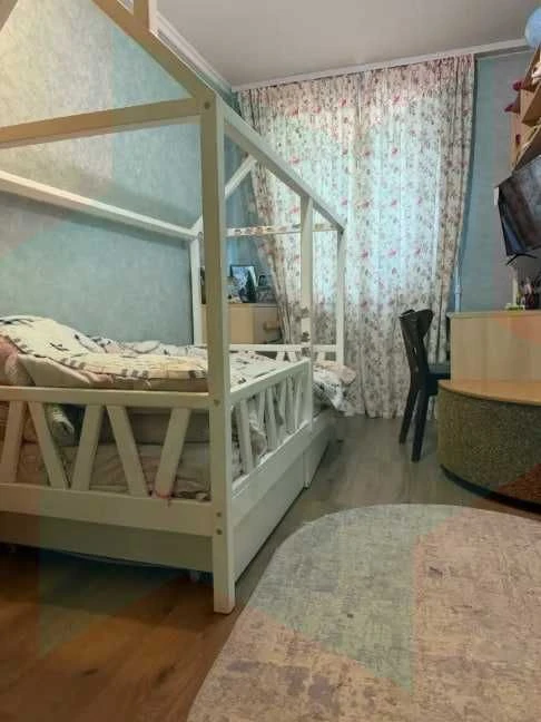 Продается стильная трехкомнатная квартира с продуманным планом.
