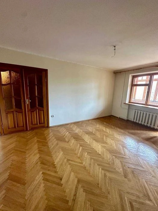Продам 4 кімнатну квартиру в хорошій локації міста