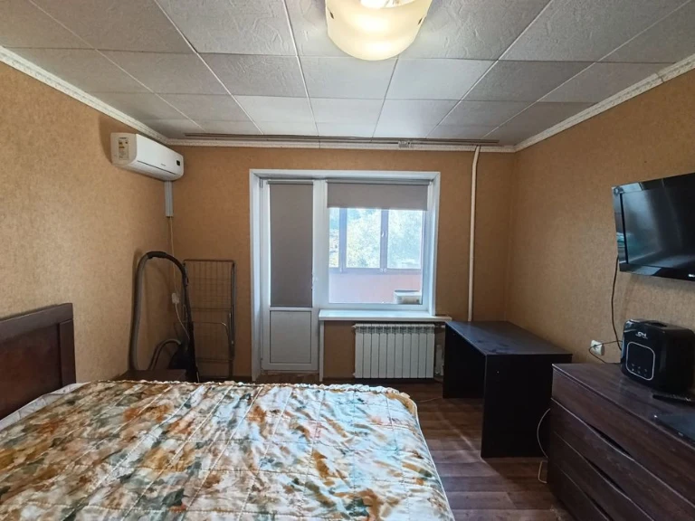 продається 1-кім.квартира метро Академ містечко