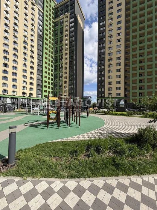 Вигідно! Продаж 3-кімнатної квартири біля метро , вул.Максим