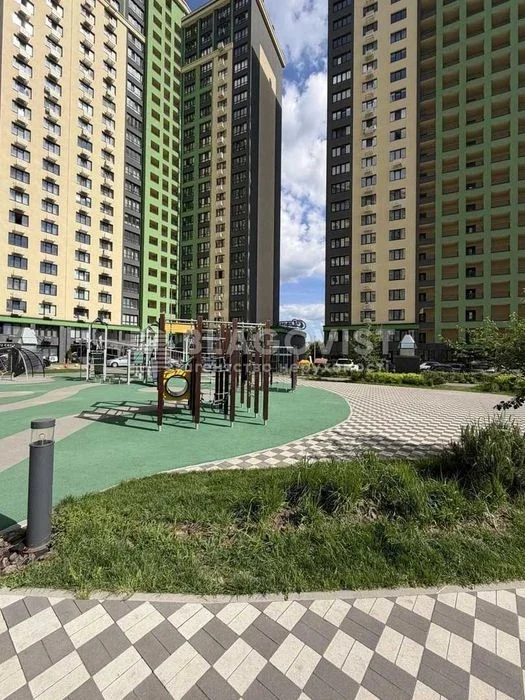 Profitable! 3-room apartment for sale near the metro, Maksym Street