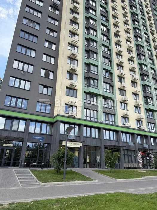 Вигідно! Продаж 3-кімнатної квартири біля метро , вул.Максим