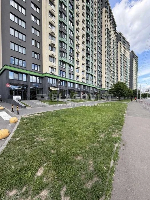 Вигідно! Продаж 3-кімнатної квартири біля метро , вул.Максим