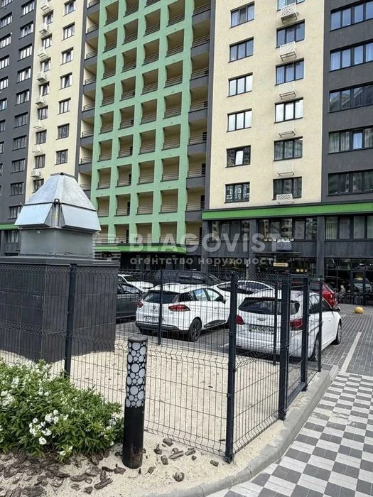 Вигідно! Продаж 3-кімнатної квартири біля метро , вул.Максим