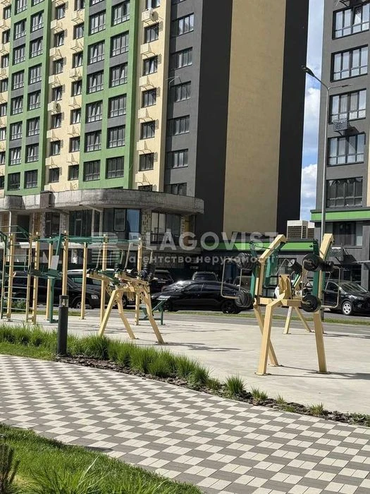 Вигідно! Продаж 3-кімнатної квартири біля метро , вул.Максим