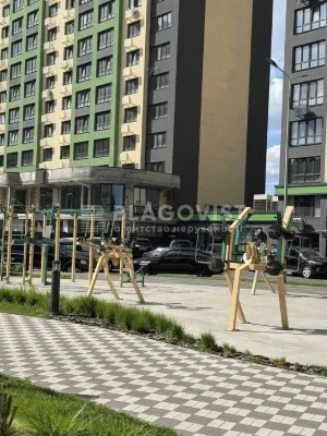 Вигідно! Продаж 3-кімнатної квартири біля метро , вул.Максим