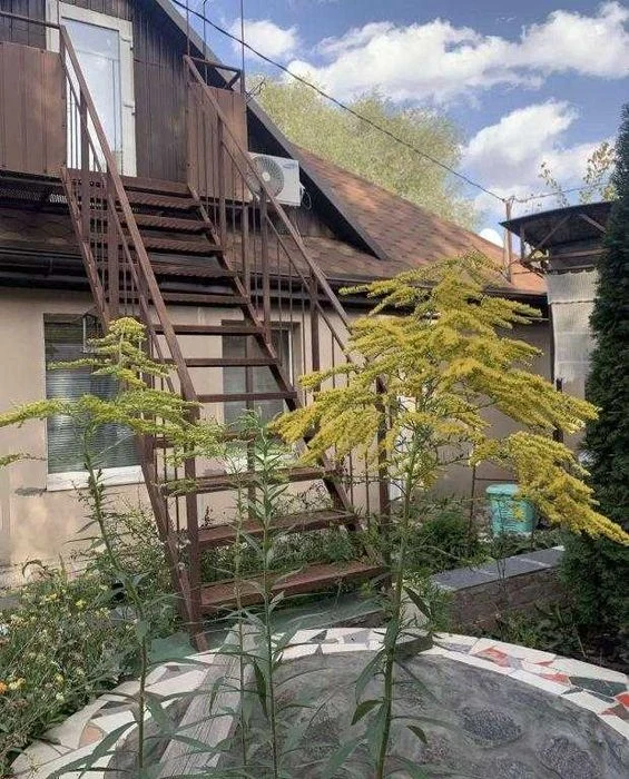 Продам окремий будинок та частину  в центральній частині міс