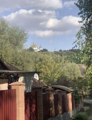 Продам окремий будинок та частину  в центральній частині міс