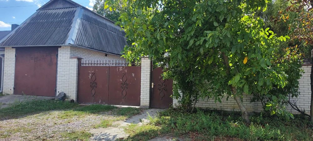Продається одноповерховий цегляний будинок земельною ділянко