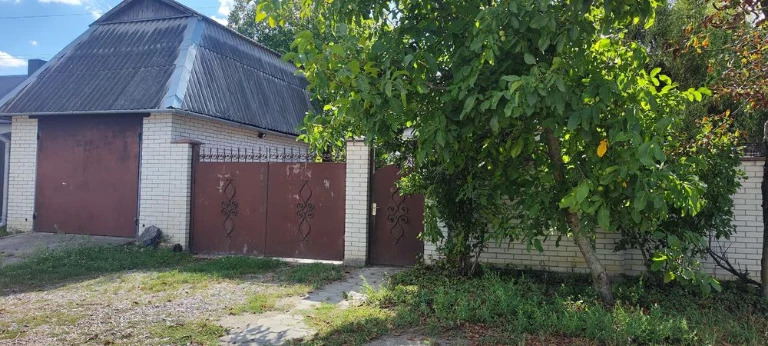 Продається одноповерховий цегляний будинок земельною ділянко