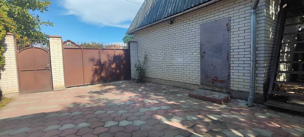 Продається одноповерховий цегляний будинок земельною ділянко