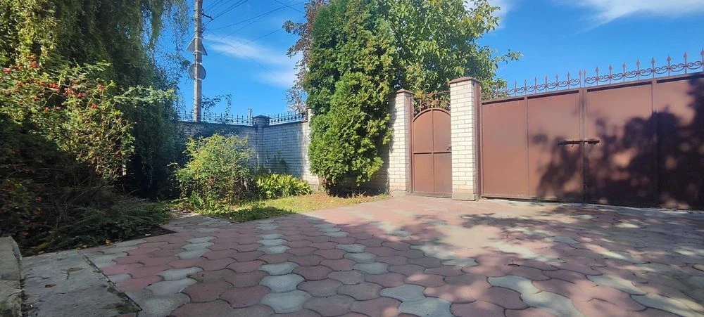 Продається одноповерховий цегляний будинок земельною ділянко