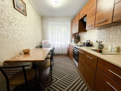 Продається простора 4-кімнатна квартира з ремонтом у цегляно