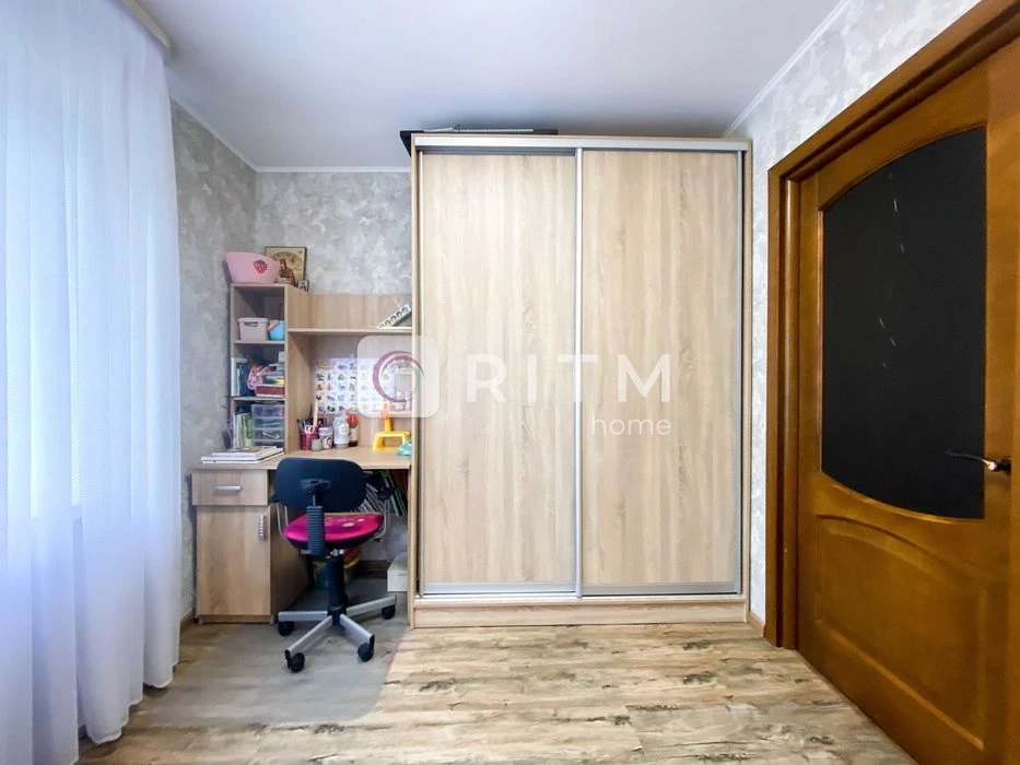 Продається простора 4-кімнатна квартира з ремонтом у цегляно