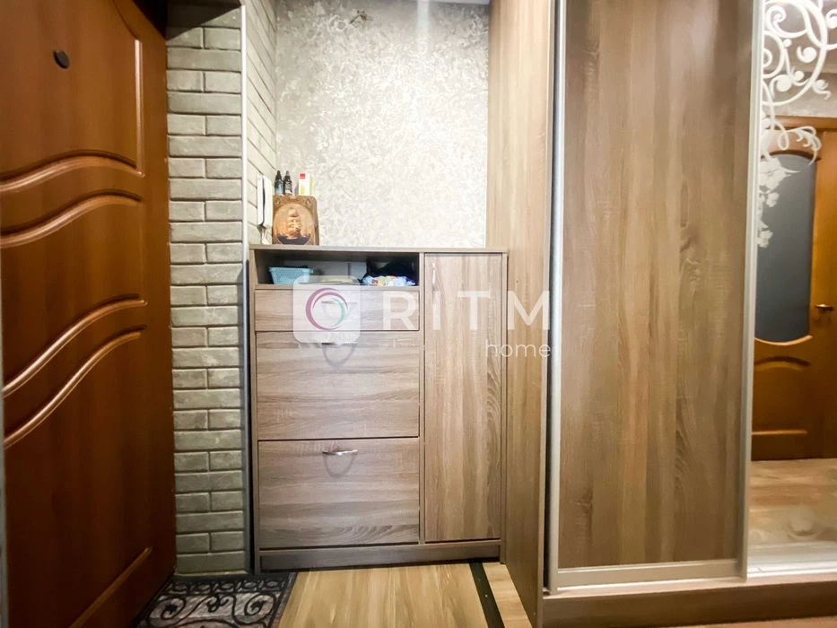 Продається простора 4-кімнатна квартира з ремонтом у цегляно