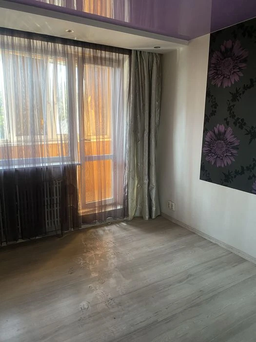 I am selling a 3-room apartment in Pivchnia Saltivka.
