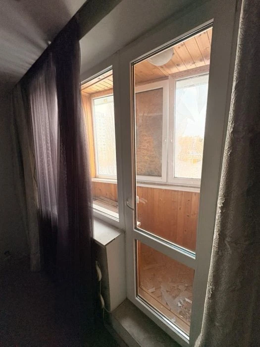 I am selling a 3-room apartment in Pivchnia Saltivka.