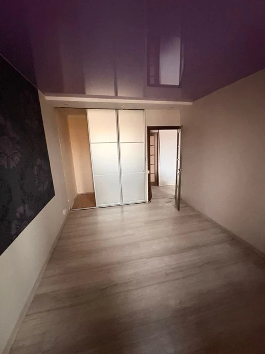 I am selling a 3-room apartment in Pivchnia Saltivka.