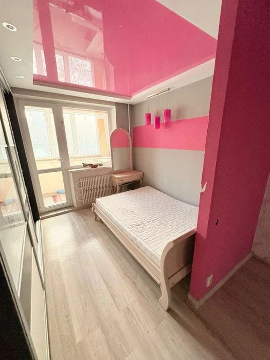 I am selling a 3-room apartment in Pivchnia Saltivka.