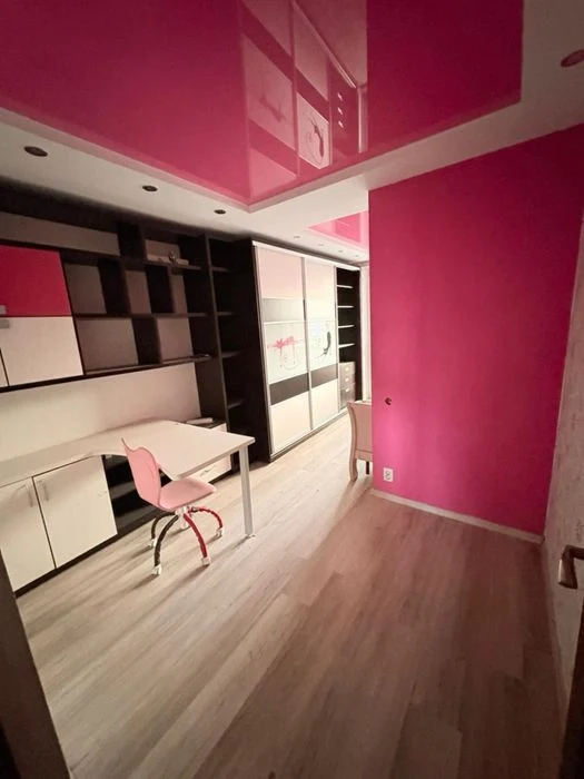 I am selling a 3-room apartment in Pivchnia Saltivka.