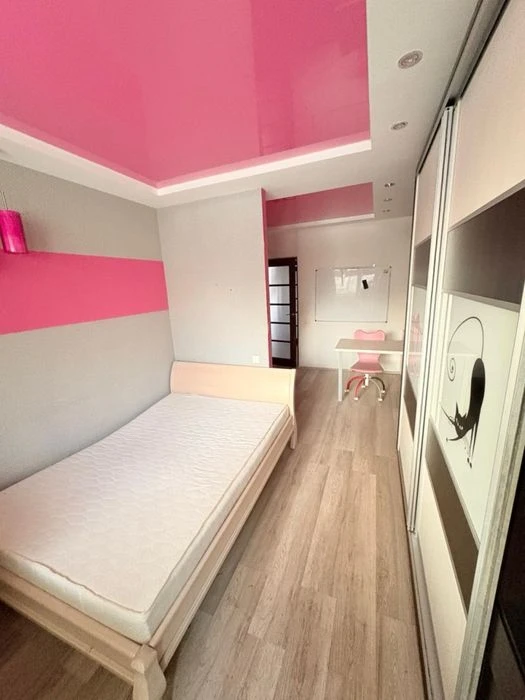 I am selling a 3-room apartment in Pivchnia Saltivka.