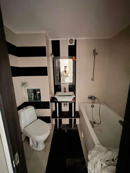 I am selling a 3-room apartment in Pivchnia Saltivka.
