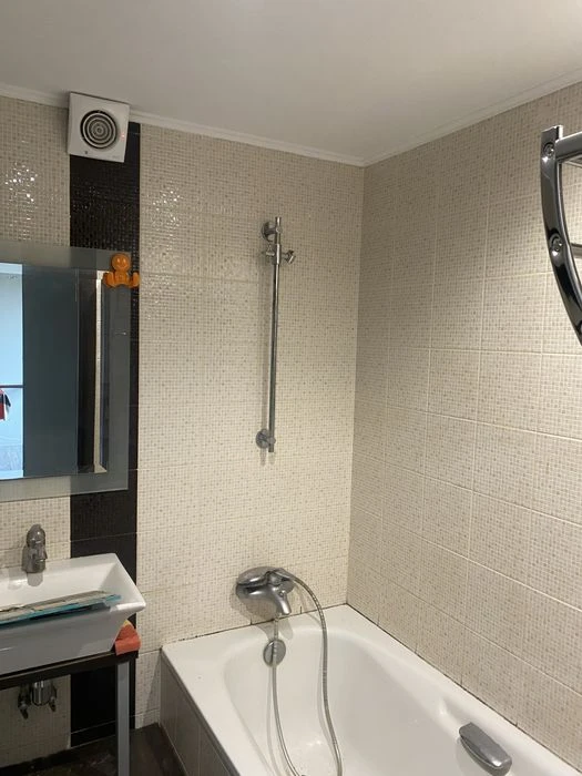 I am selling a 3-room apartment in Pivchnia Saltivka.