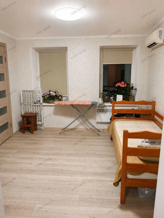 Продам 3-к квартиру з ремонтом і зі своїм двором у центрі на