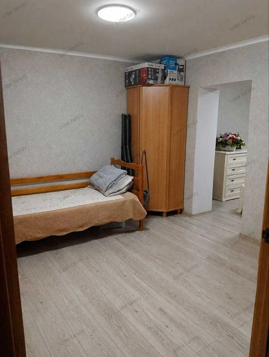 Продам 3-к квартиру з ремонтом і зі своїм двором у центрі на
