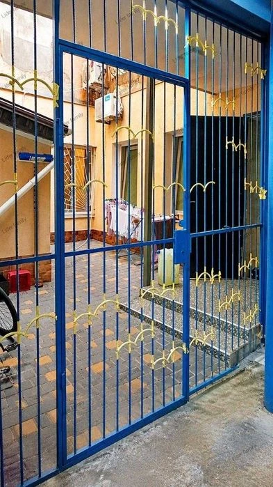 Продам 3-к квартиру з ремонтом і зі своїм двором у центрі на