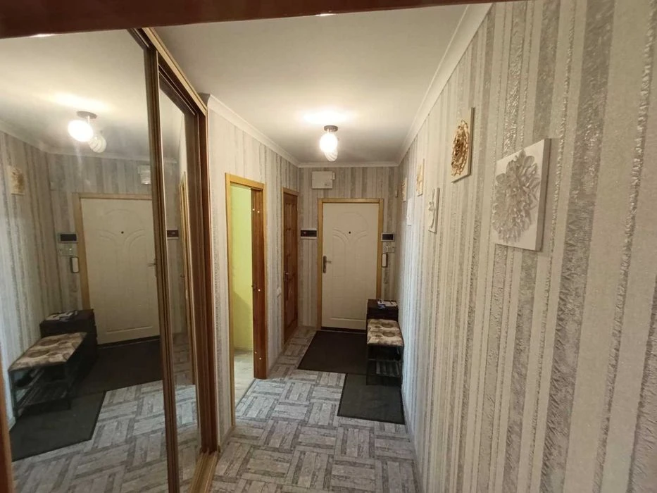 Продам 3-кімнатну квартиру 64,6 м² з ремонтом біля метро «Ст