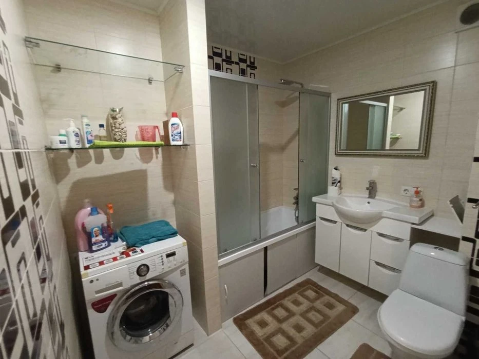 Продам 3-кімнатну квартиру 64,6 м² з ремонтом біля метро «Ст