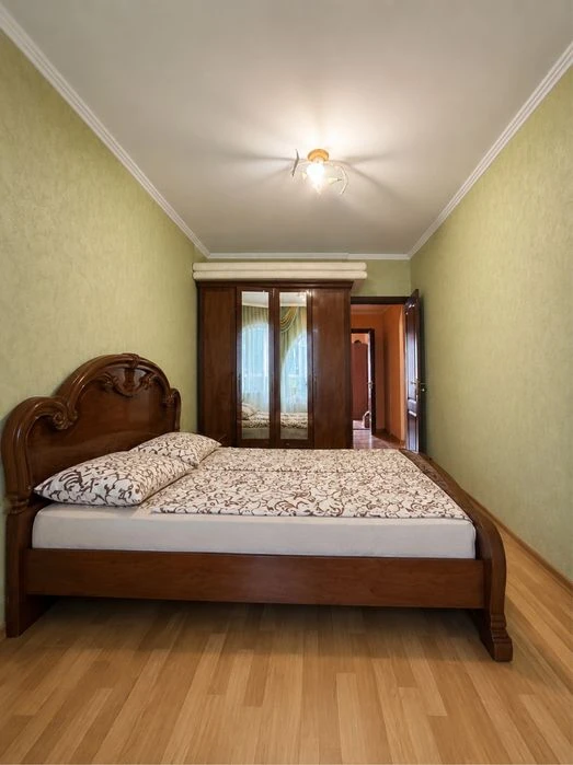 Продаж 3 кімнатної квартири у цегляному будинку
