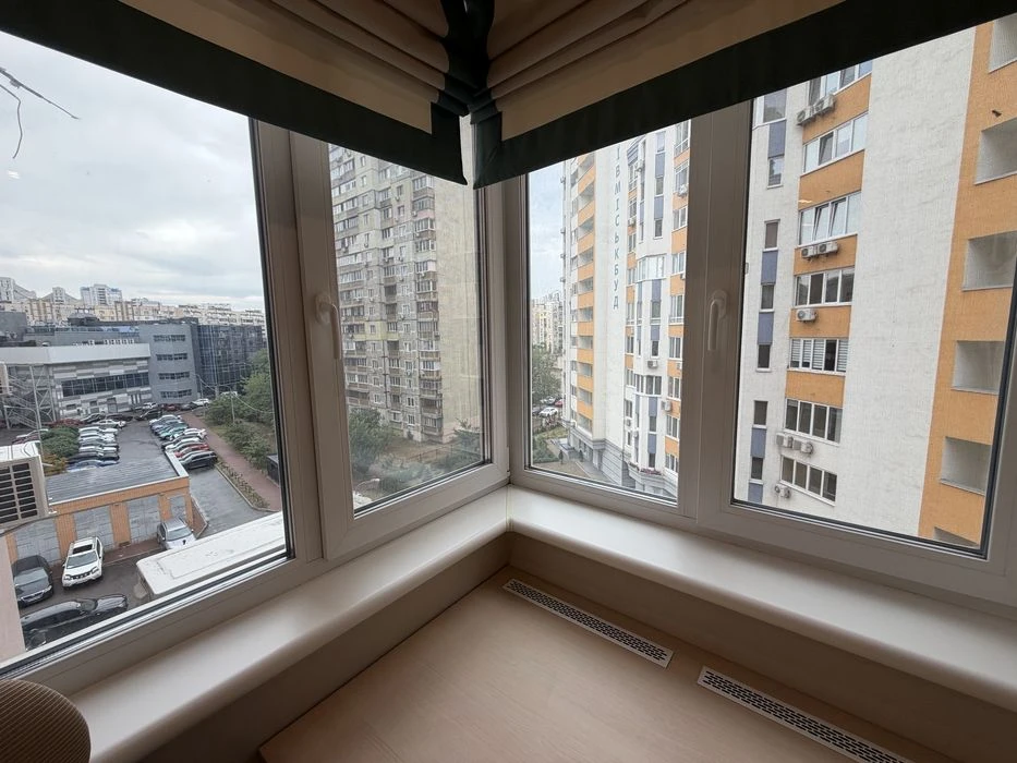 Продаж сучасної 2-кімнатної квартири,  вул. Драгоманова, 38