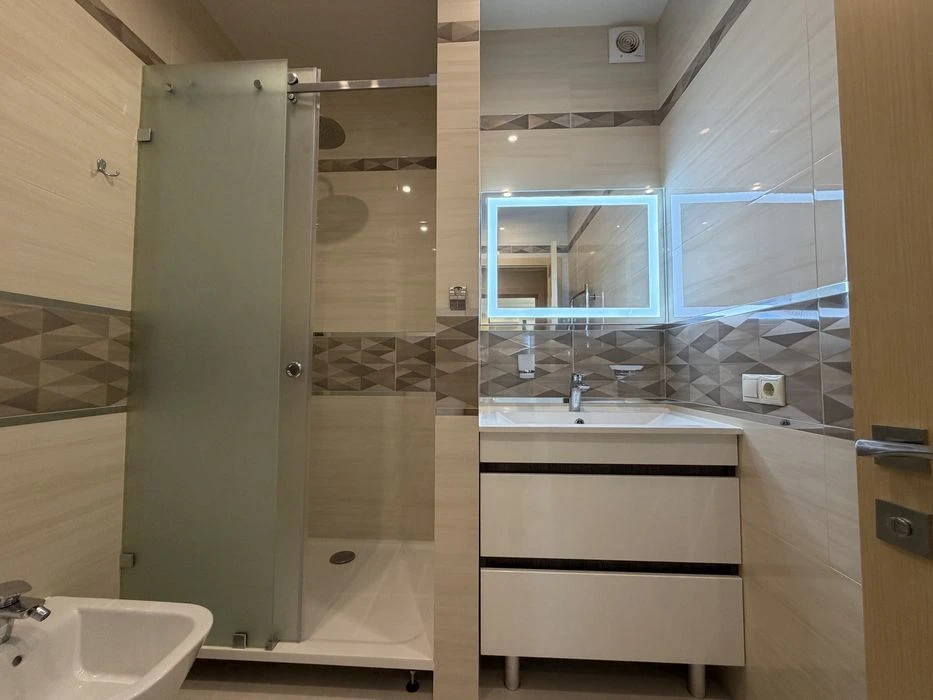 Продаж сучасної 2-кімнатної квартири,  вул. Драгоманова, 38