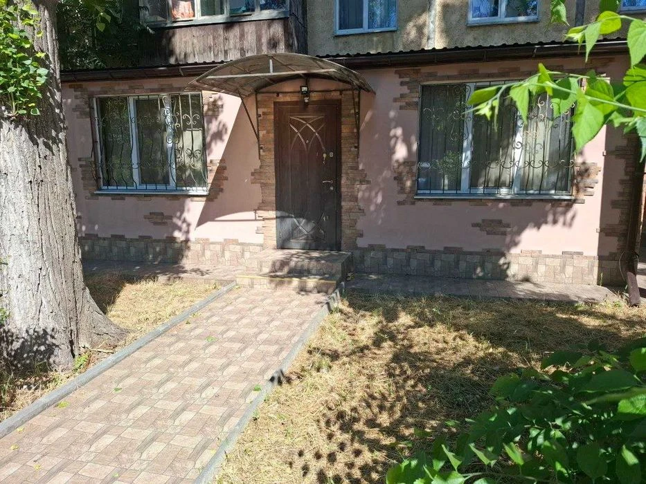 Продам фасадное помещение - 2 комнатная квартира Черемушки К