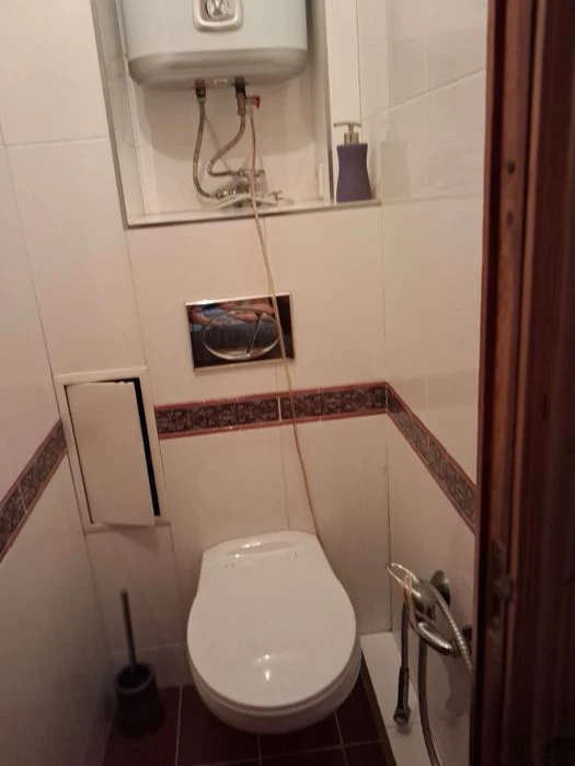 Продам 2 кім. квартиру на Кримському бульварі .