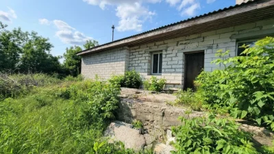 Будинок в місті біля річки