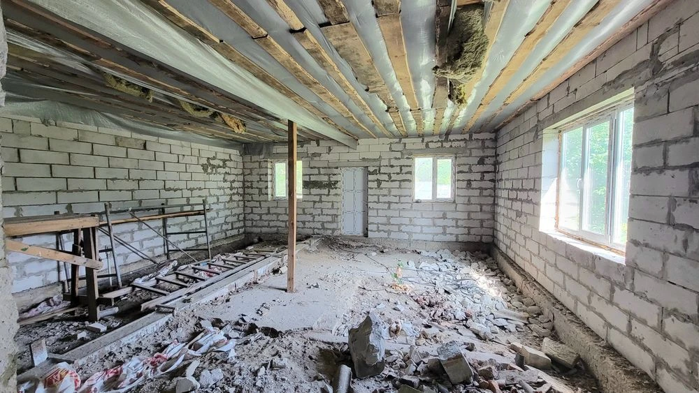 Будинок в місті біля річки
