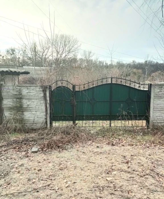 Будинок в місті біля річки