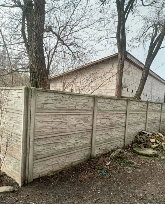 Будинок в місті біля річки