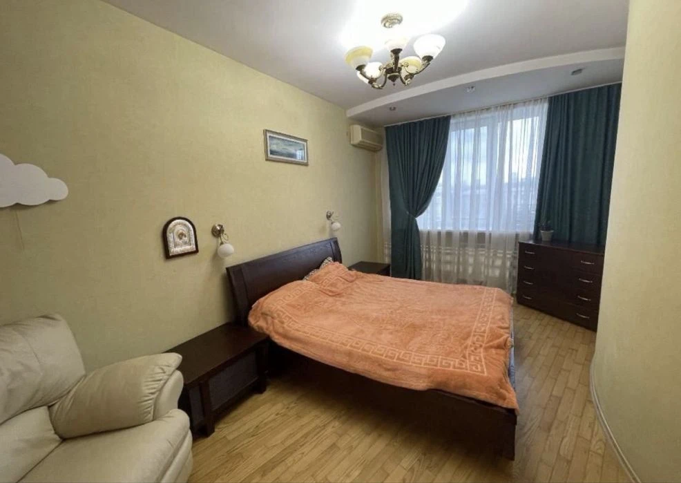 Продаж квартири в історичному будинку зі шпілем