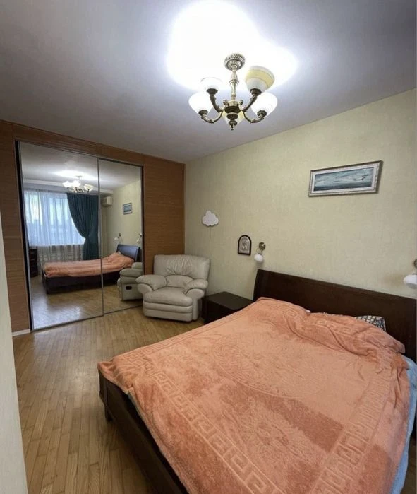 Продаж квартири в історичному будинку зі шпілем
